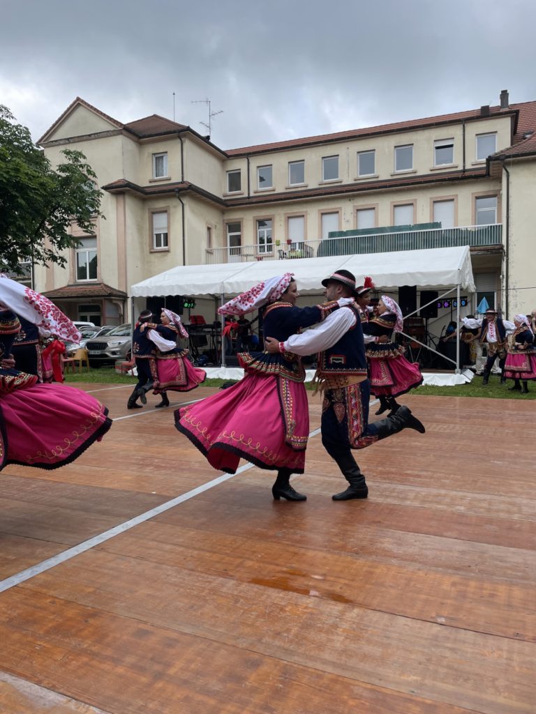 Danse folklorique en costumes traditionnels devant l’Institut Saint-André pendant la fête annuelle